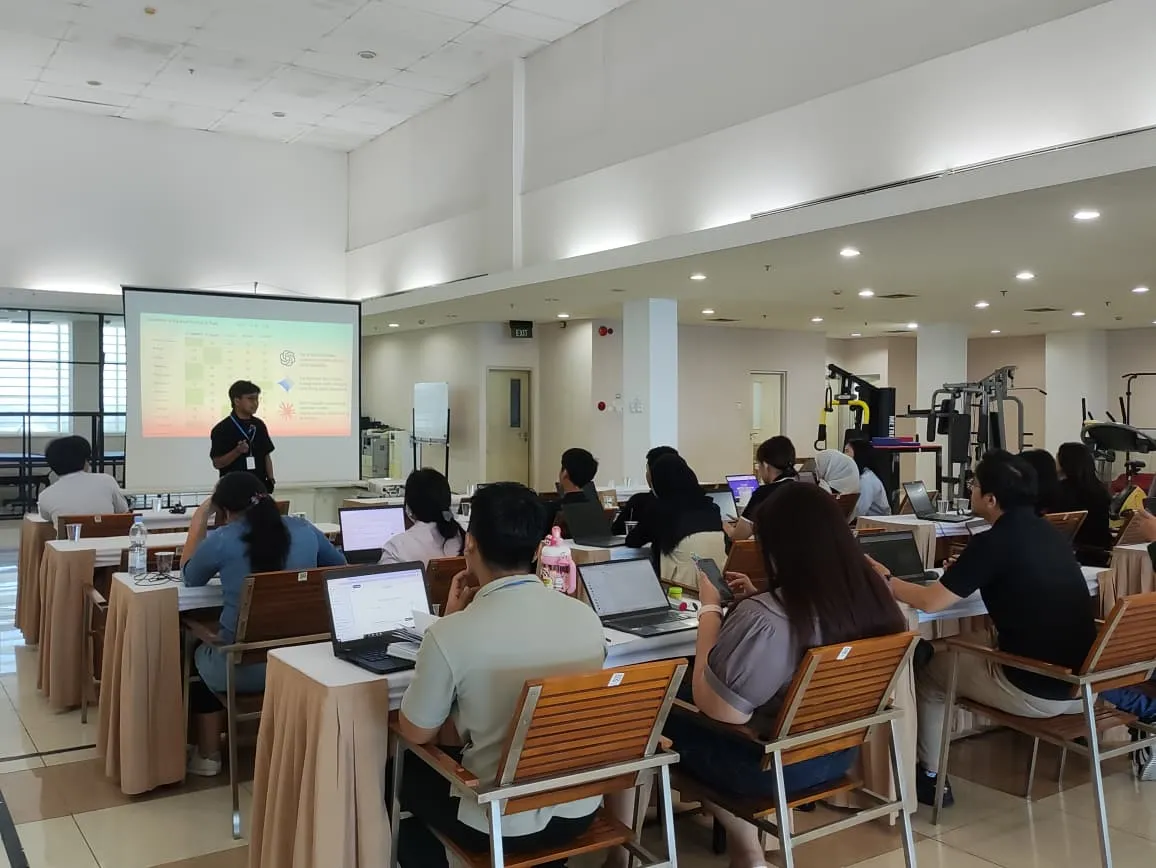 Pelatihan AI generatif untuk karyawan dengan praktik langsung di laptop
