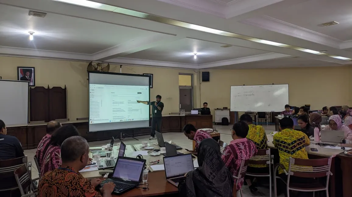 Pelatihan AI untuk pegawai instansi dengan demonstrasi langsung di layar